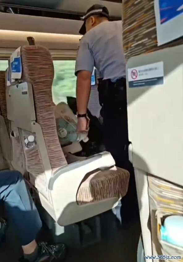 世界杯全球運動用品供應平臺 來滬高鐵上，須眉拿出電電扇放在小