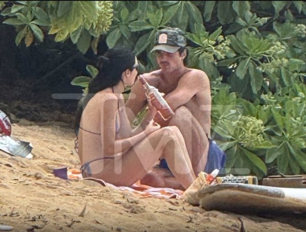 世界杯下單平臺 布克不錯殉難了！肯豆身穿比基尼與雅各布·艾洛